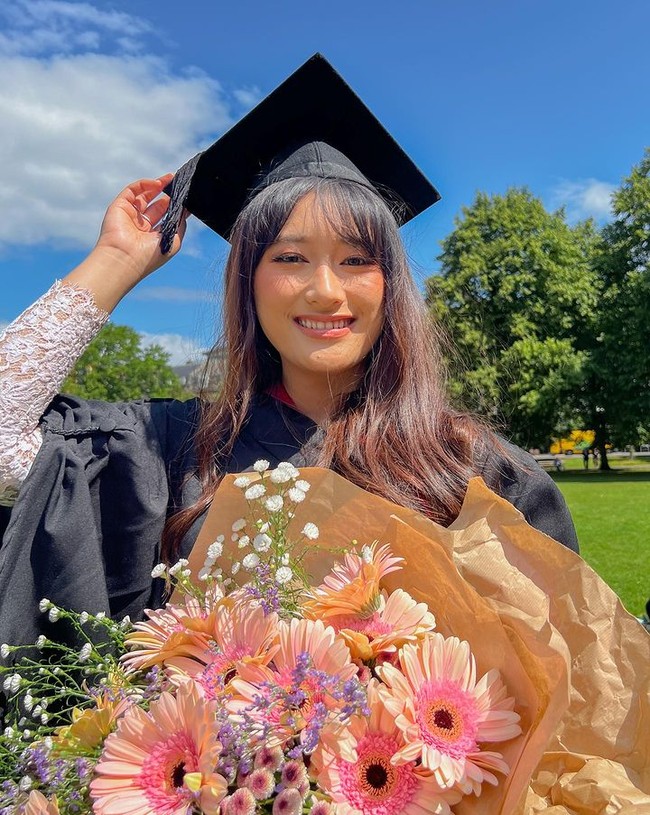 Amanda Caesa telah lulus dari kuliahnya di University of the West of England atau UWE Bristol. Wanita yang dikenal sebagai artis dan penyanyi tersebut baru saja melangsungkan wisuda di Inggris. Foto: Instagram