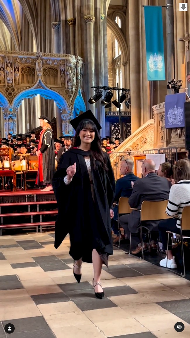 Dalam postingannya, Amanda mengaku senang akhirnya bisa meraih gelar Bachelor of Arts with Honours. Time flies by so fast. Setelah setahun merantau di Bristol, I finally graduated from UWE and was awarded with Bachelor of Arts with Honours in Graphic Design. Alhamdulillah. Huge thank you for every one of you who has been supporting me from the very beginning. This ones for you, Foto: Instagram