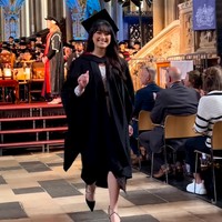 Dalam postingannya, Amanda mengaku senang akhirnya bisa meraih gelar Bachelor of Arts with Honours. Time flies by so fast. Setelah setahun merantau di Bristol, I finally graduated from UWE and was awarded with Bachelor of Arts with Honours in Graphic Design. Alhamdulillah. Huge thank you for every one of you who has been supporting me from the very beginning. This ones for you, Foto: Instagram