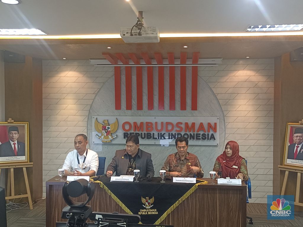 Anggota Ombudsman RI, Dadan S Suharmawijaya saat konferensi pers di Kantor Ombudsman, Jakarta, Kamis (27/7/2023). (CNBC Indonesia/Martyasari Rizky)