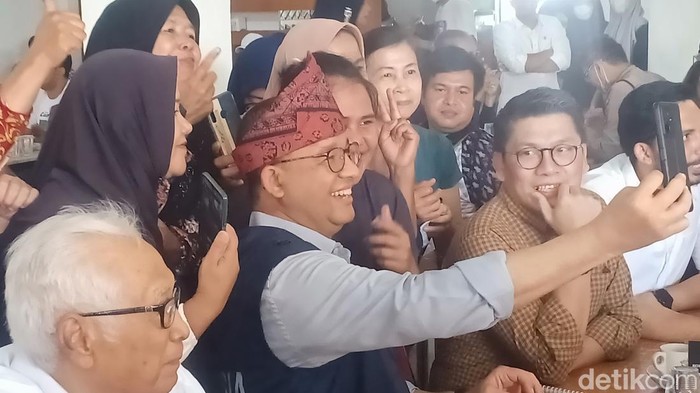 Anies Baswedan wefie dengan emak-emak di Jambi.