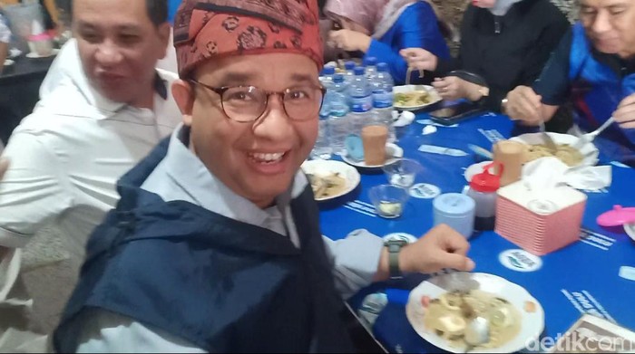 Anies Baswedan sarapan mie celor sambil menyapa warga Jambi