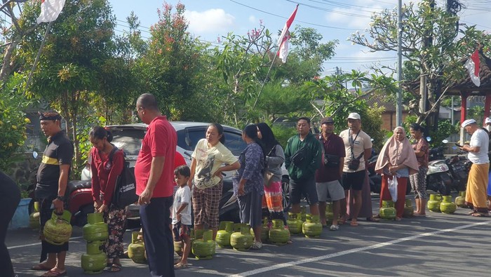 Antre gas elpiji 3 kilogram di Kantor Kelurahan Legian, Kuta, Badung, Kamis (27/7/2023).