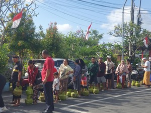 Cerita Warga Denpasar Antre di Legian demi LPG 3 Kg