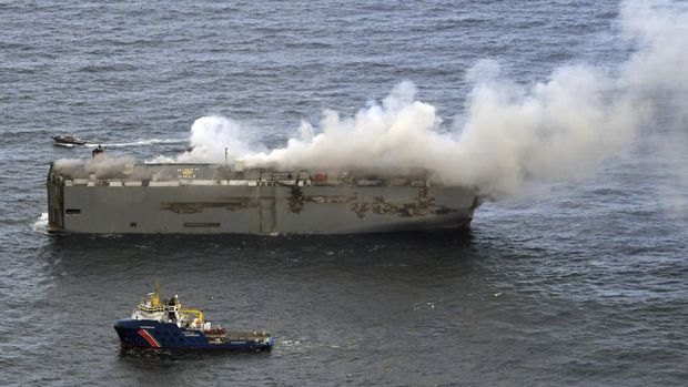 Asap dan api terlihat di sebuah kapal barang di Laut Utara, sekitar 27 kilometer (17 mil) utara pulau Belanda Ameland, Rabu, 26 Juli 2023. Kebakaran di kapal barang Fremantle Highway, yang membawa hampir 3.000 mobil, terbakar di luar kendali pada hari Rabu di Laut Utara, dan penjaga pantai Belanda mengatakan sedang berupaya menyelamatkan kapal agar tidak tenggelam di dekat habitat penting bagi burung migran. (Kustwacht Nederland/Coastguard Netherlands via AP)