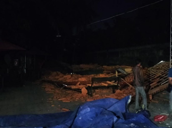 Bangunan kafe yang ambruk di Ngrukeman, Pedukuhan Gatak, Kalurahan Tamantirto, Kapanewon Kasihan, Bantul, Kamis (27/7/2023).