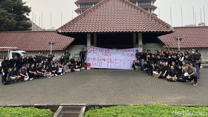 BEM Se-UI melakukan aksi simbolik di depan Gedung Rektor UI.