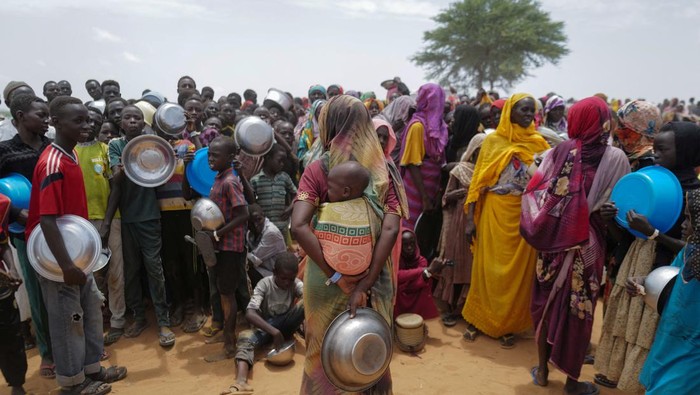 Red Cross volunteers cook rice to be distributed to Sudanese people who fled the conflict in Geneina in Sudan's Darfur region, near the refugee camp in Ourang on the outskirts of Adre, Chad July 25, 2023.REUTERS/Zohra Bensemra