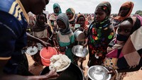 Anak-anak mengantre untuk mendapatkan nasi.  