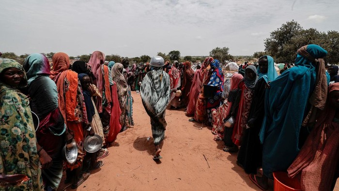 Red Cross volunteers cook rice to be distributed to Sudanese people who fled the conflict in Geneina in Sudans Darfur region, near the refugee camp in Ourang on the outskirts of Adre, Chad July 25, 2023.REUTERS/Zohra Bensemra