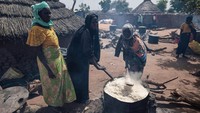 Relawan tengah memasak nasi untuk para pengungsi.  