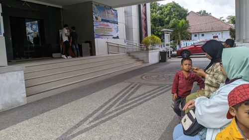 Warga keluhkan limitnya blangko KTP di Kantor Dinas Dukcapil Lombok Barat, Kamis (27/7/2023).