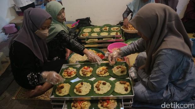 Seribuan bubur asyura yang akan dibagikan kepada warga di kompleks Menara Kudus, Kamis (27/7/2023).