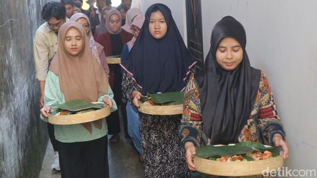 Seribuan bubur asyura yang akan dibagikan kepada warga di kompleks Menara Kudus, Kamis (27/7/2023).