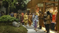 Usai membuka Karya Kreatif Indonesia (KKI) 2023 istri Wakil Presiden tersebut langsung berkeliling booth. 