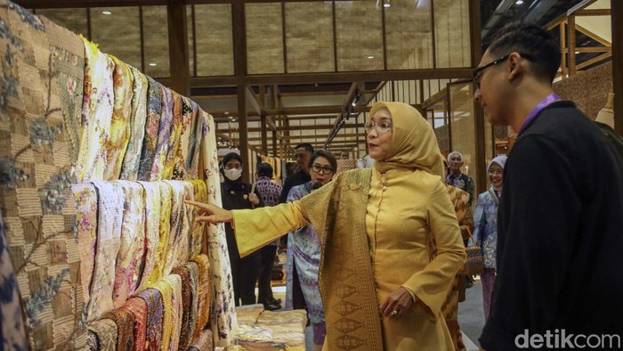 Buka KKI 2023, Wury Ma'ruf Amin Borong Produk UMKM Ketua Dekranas Wury Ma'ruf Amin membuka gelaran Karya Kreatif Indonesia (KKI) 2023. Istri Wapres Ma'ruf Amin memborong sejumlah produk.