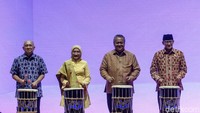 (Kiri-kanan) Menkop UMKM Teten Masduki, Ketua Dekranas Wury Maruf Amin, Gubernur BI Perry Warjiyo dan Menparekraf Sandiaga Uno membuka gelaran Karya Kreatif Indonesia (KKI) 2023 di JCC, Jakarta, Kamis (27/7/2023). 