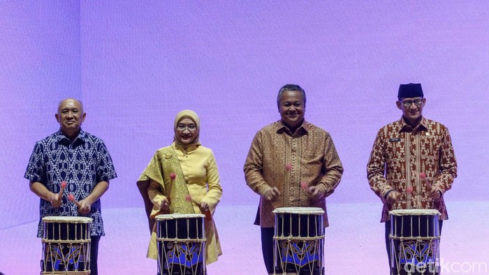 Buka KKI 2023, Wury Ma'ruf Amin Borong Produk UMKM Ketua Dekranas Wury Ma'ruf Amin membuka gelaran Karya Kreatif Indonesia (KKI) 2023. Istri Wapres Ma'ruf Amin memborong sejumlah produk.
