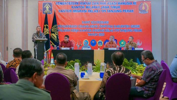 Bupati Gresik memberi sambutan dalam rapat koordinasi dengan Kantor Imigrasi Kelas I TPI Tanjung Perak.
