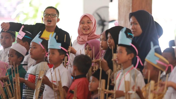 Bupati Ipuk di tengah Keceriaan Festival Anak Yatim di Banyuwangi