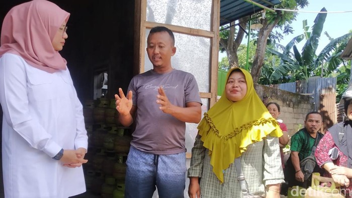 Bupati Ipuk Fiestiandani mendatangi salah satu tempat usaha di Banyuwangi.