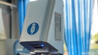 Untuk bus AC dengan mobil baru, ada fasilitas charger hp yang bisa digunakan oleh penumpang. (bonauli/detikcom)