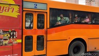 Jangan takut salah naik bus, karena tiap bus memiliki kondektur yang siap membantu. Kalau ragu, traveler bisa tanya dulu pada kondektur dengan hanya menyebutkan tujuan akhirmu.  (bonauli/detikcom)