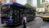 Selanjutnya adalah bus umum di tengah kota. Dalam setiap perjalanan, saya melihat selalu ada beberapa pilihan bus untuk satu tujuan. Di atas bus tertulis nomor, jadi tak akan salah naik. (bonauli/detikcom)