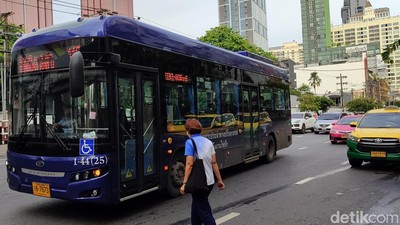 Murahnya Bus Kota Bangkok, Ada Tempat Charger di Dalamnya!