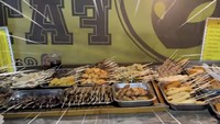 Begini tampilan angkringan yang dikunjungi oleh Catheez dan Yusuke. Sate yang disajikan sangat beragan, mulai dari telur puyuh, otak-otak, hingga kepala ayam. Foto: Instagram/YouTuber Catheez