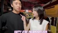Ini momen Catheez yang menjadi sorotan. Saat itu ia bertanya kepada Yusuke soal tanggapannya makan di angkringan, Happy atau dalam hati jijik? tanya Catheez. Foto: Instagram/YouTuber Catheez