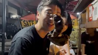 Setelah itu, mereka langsung mengambil aneka sate favoritnya. Yusuke memilih kepala ayam untuk dicoba. Foto: Instagram/YouTuber Catheez