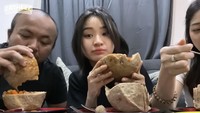 Catheez dan kedua temannya juga pernah mencoba bakso. Jenis bakso yang mereka coba ini juga berukuran besar. Foto: Instagram/YouTuber Catheez