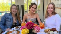Bersama teman-temannya, Cinta Laura menghabiskan waktu dengan kulineran bersama. Ia yang menjaga pola makannya tak pernah sungkan makan bersama walaupun hanya memesan makanan sehat. Foto: Instagram/claurakiehl