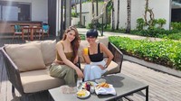 Tak hanya ayahnya, Cinta Laura juga seringkali menghabiskan waktu bersama ibunya. Makan siang yang hangat menjadi rutinitas yang dilkakukan keduanya. Foto: Instagram/claurakiehl