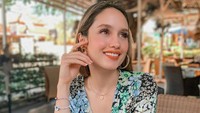 Cinta Laura juga gemar minum kopi untuk mengisi ulang tenaga dan fokusnya. Segelas cappucino yang segar dengan latte art yang cantik dipesannya di kafe. Foto: Instagram/claurakiehl