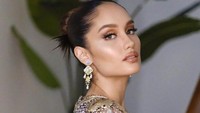 Selain aktif menjadi artis, Cinta Laura juga menjadi aktivis. Baru-baru ini ia menyambangi Kota Masohi, Maluku, untuk menyambangi rumah aman. Foto: Instagram/claurakiehl
