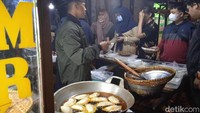 Satu wadah itu isinya bisa sekitar 30 lebih. Kalau sehari ya kira-kira 800an sih. Kayaknya nggak pernah kalau sampai 1.000, ucap penjual Cireng Racing. Foto: detikcom