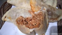 Bumbu pedasnya digunakan pada isian seperti ayam pedas, jando, dan beberapa varian lain. Kepedasannya begitu menantang ketika menyentuh lidah. Foto: detikcom