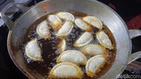 Penjualnya menggunakan tusuk gigi sebagai kode cireng-cireng milik pelanggannya. Ada yang ditusuk 1 tusuk gigi, 2, 3, dan seterusnya. Foto: detikcom