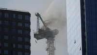 Insiden itu terjadi sesaat sebelum pukul 07:30 pagi waktu setempat, Rabu (26/7/2023). Crane tersebut terbakar diketinggian 45 lantai di udara sebuah gedung yang sedang dibangun di 10th Avenue antara jalan West 41st dan 42nd di Hells Kitchen. AP/Seth Wenig  