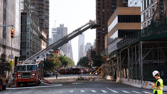 Crane Terbakar dan Ambruk di Jalanan New York, 12 Orang Terluka Ruins are visible after a construction crane caught fire on a high-rise building in Manhattan, New York City, U.S., July 26, 2023. REUTERS/Amr Alfiky TPX IMAGES OF THE DAY