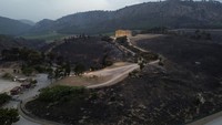 Rekaman drone yang dramatis menunjukkan tingkat kehancuran setelah kebakaran hutan pada hari Selasa (25 Juli) mengubah perbukitan yang mengelilingi kuil kuno Segesta abad ke-5 SM menjadi abu.