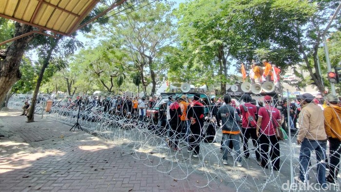 Demo buruh di PN Surabaya