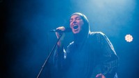 Kisah hidup Sinead OConnor kembali terkuak setelah kabar kematiannya beredar luas. Mulai dari keputusan mualaf, berhijab hingga menjadi penyintas kesehatan mental. (Dok. ABC Australia)