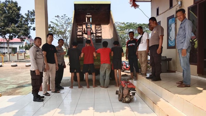 Empat pelaku pencurian traktor milik petani yang terparkir sawah.