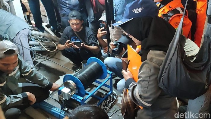 Proses penelurusan untuk mendapatkan visual dengan menggunakan camera hole milik Dinas ESDM Provinsi di lokasi tambang galian emas Desa Pancurendang, Kecamatan Ajibarang, Banyumas, Kamis (27/7/2023).