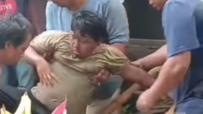 Evakuasi remaja di Bogor terperosok sumur saat kejar layangan