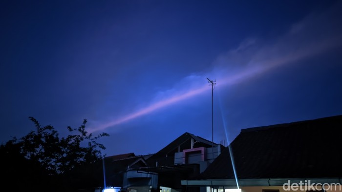 fenomena unik langit seperti terbelah cahaya warna oranye.