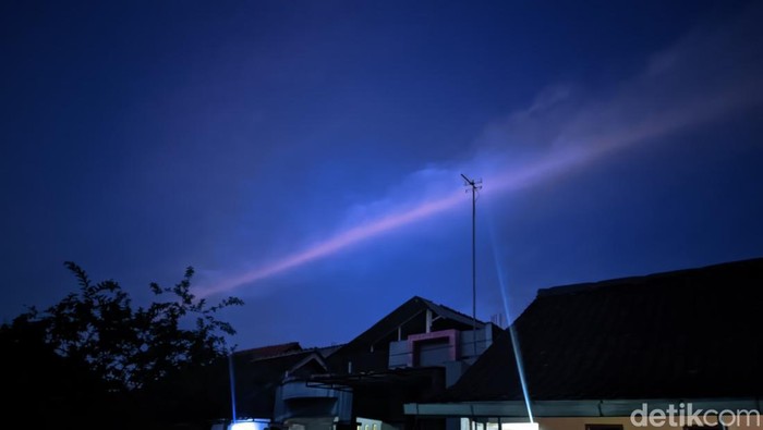 fenomena unik langit seperti terbelah cahaya warna oranye.